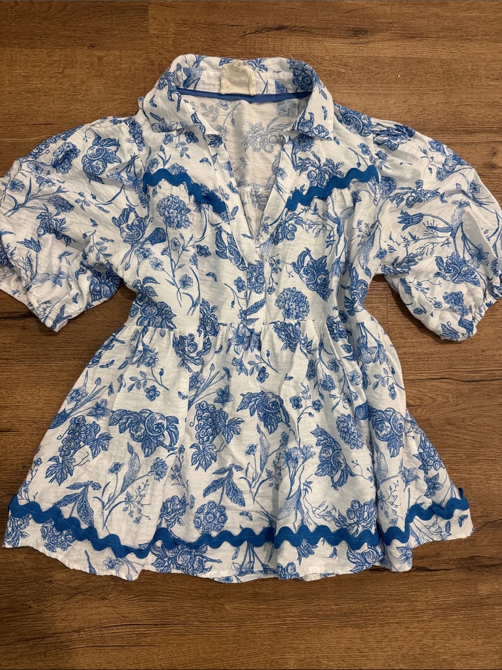 Umgee Blue & White Floral V-Neck Blouse